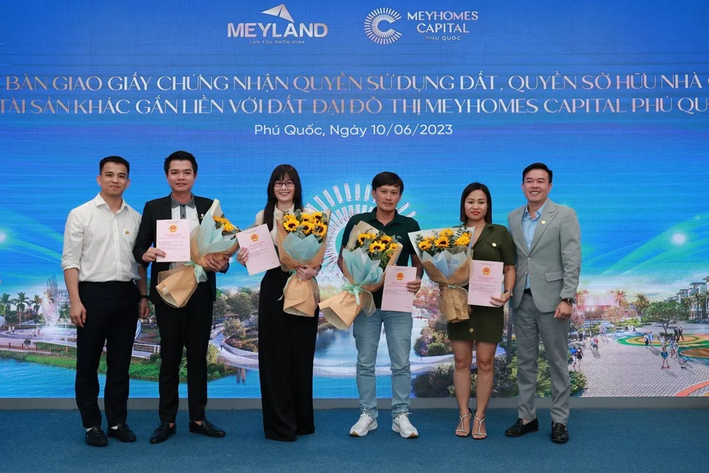 Bàn giao sổ hồng tại sự kiện