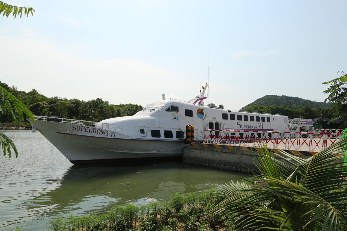 Tàu cao tốc Superdong giúp du khách thuận tiện hơn trong việc di chuyển